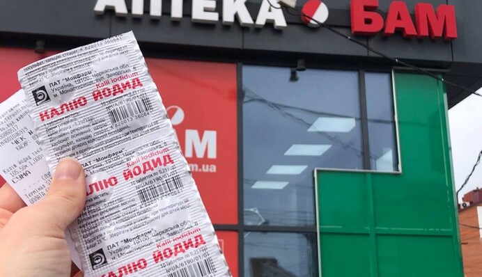 Українці розмітають в аптеках популярний препарат після заяви Зеленського: чому не варто тратити гроші
