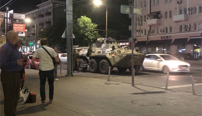 ДКНС 2.0? На вулицях Ростова з'явилися війська та БТРи, фото та відео