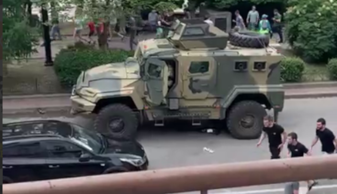 В центре Ростова взрывы со стрельбой - люди в панике разбежались: видео