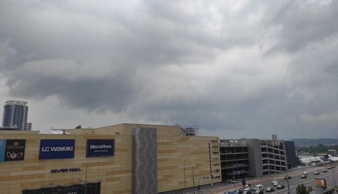 На Київ насувається буря: фото і відео