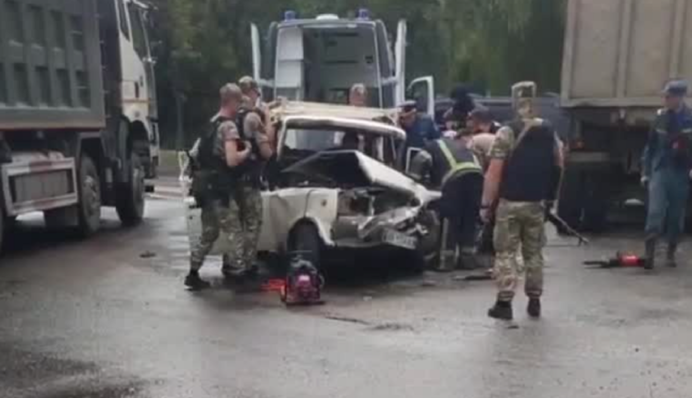 Окупанти наїхали на цивільне авто в Маріуполі: є жертви, відео