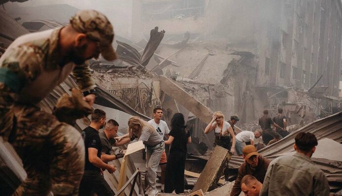 Даже небо плачет: Краматорск после ракетного удара накрыл мощный ливень, видео