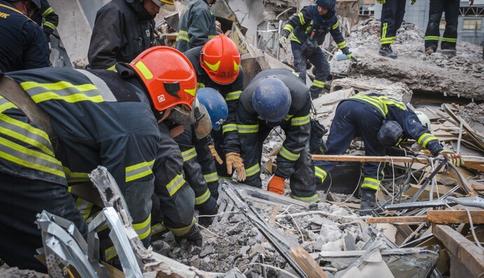 Кількість загиблих в Краматорську знову зросла: фото розбору завалів