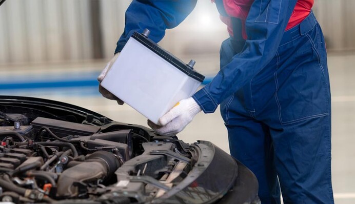 Не всі водії це знають: чому штатна батарея авто служить довше за покупну