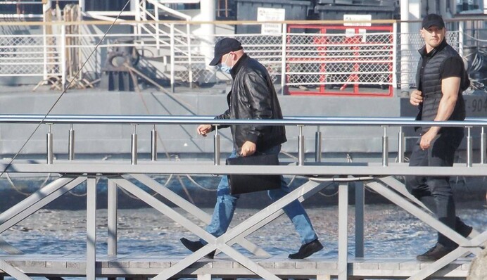 Второй транш? Возле гостиницы Пригожина в Петербурге нашли еще один микроавтобус, забитый деньгами