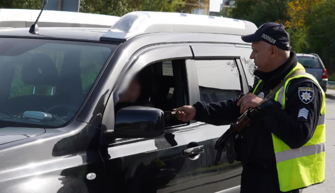 Полицейский наложил штраф за нарушение ПДД по поддельному постановлению: что решил суд