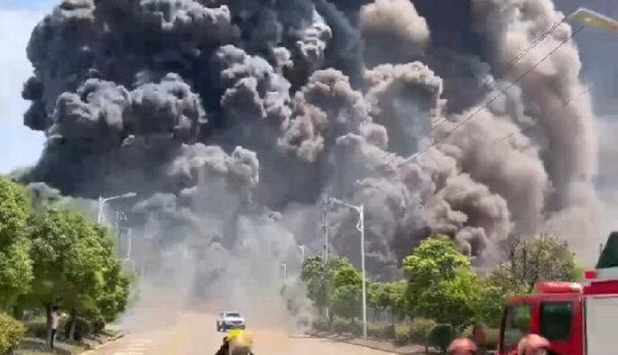 У Китаї стався потужний вибух на хімзаводі - будівлі огорнуло клубами диму: моторошне відео
