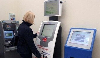 Тепер лише з телефоном: в Україні зміняться правила поповнення карток через термінал