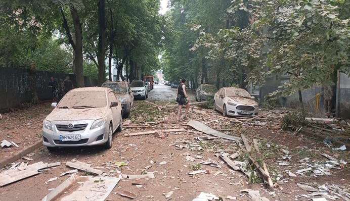 Оккупанты обстреляли Сумы: фото и видео последствий удара по жилому дому