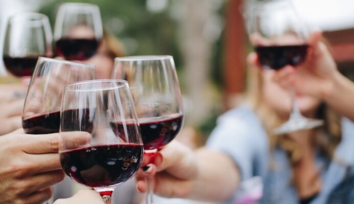 Лікар розповів, чи допоможе активоване вугілля полегшити стан при похміллі