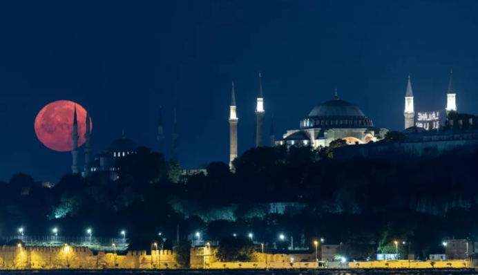 Над Землею зійшов Супермісяць:  фото унікального явища з різних куточків світу