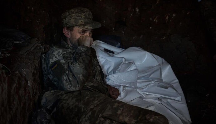 Украинские военные под Бахмутом спят на вражеских телах: фото с передовой