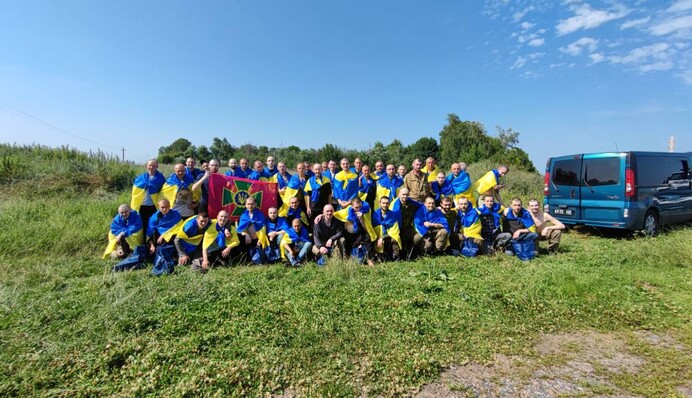 Україна повернула з полону РФ 45 військових і двох викрадених дітей: зворушливі фото