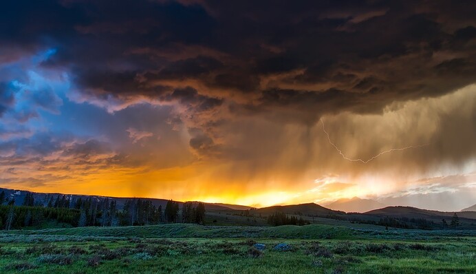 Спека втікає з України, а грозові дощі - ні: актуальний прогноз на найближчі дні