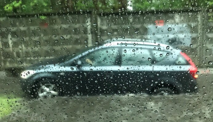 Затопить все: Київ накрила дуже потужна злива, перші кадри стихії