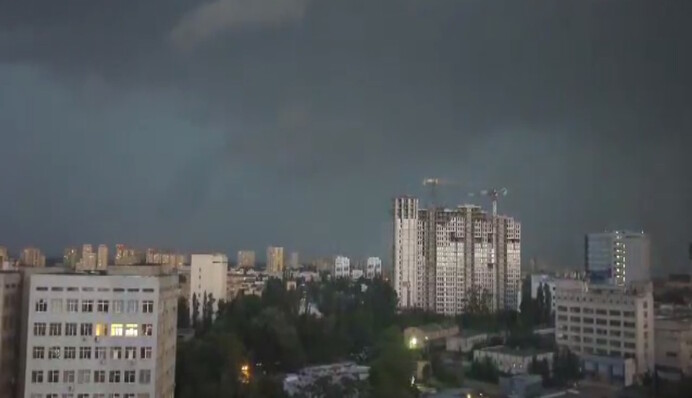 Киев накрыла сильная гроза, вечернее небо 