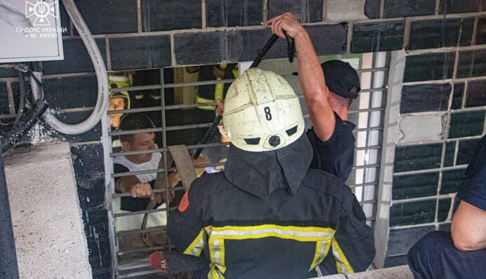 Людей діставали із затоплених підвалів: свіжі кадри наслідків негоди у Києві