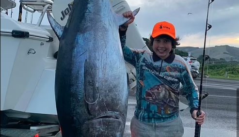 11-річний хлопчик спіймав гігантського тунця вагою понад 100 кг: фотофакт