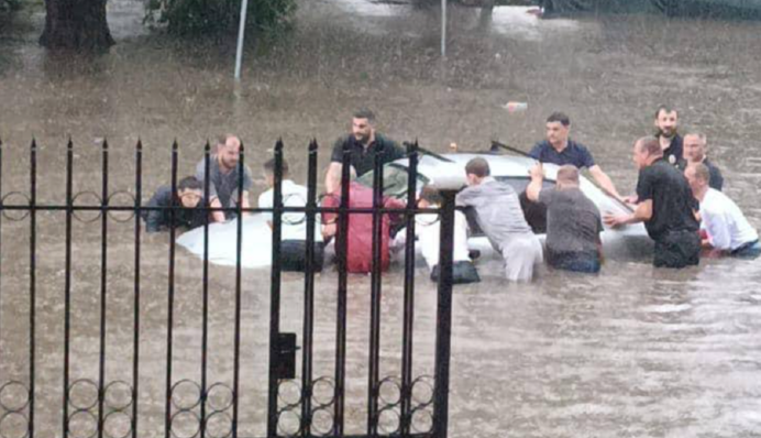 Не намагайтеся завести в жодному разі: що робити, якщо авто затопило