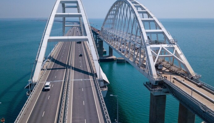 Возле Керчи мощная "бавовна", оккупанты остановили движение по Крымскому мосту: видео и все подробности