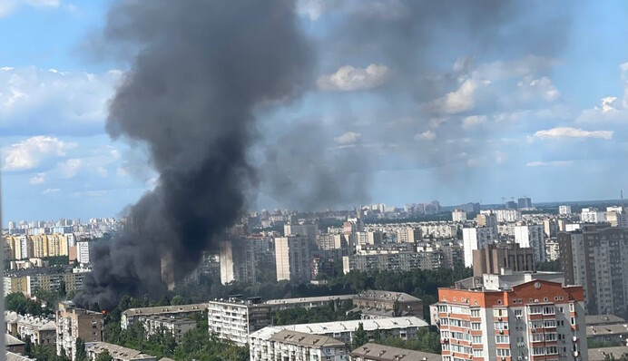 Раздался взрыв и начался пожар: в Киеве ЧП на автозаправке, движение транспорта перекрыто, фото и видео