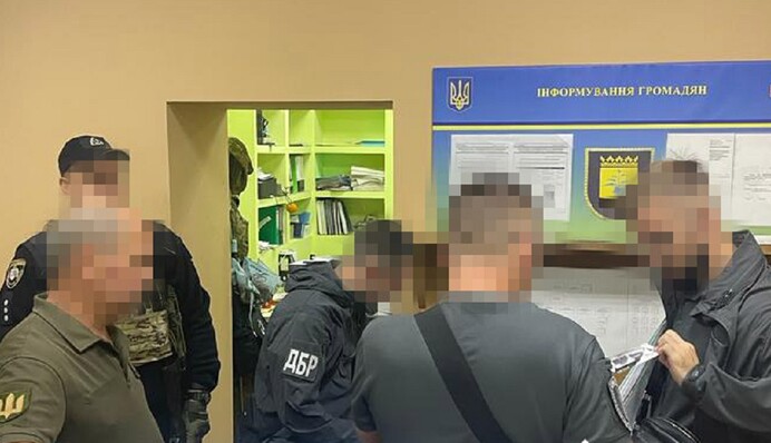 Подделывали документы уклонистам: сотрудники ТЦК на Донетчине пойдут под суд