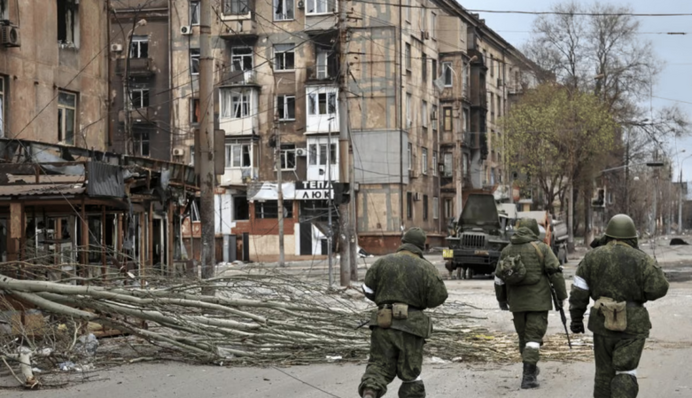 То хто прикривається цивільними? Окупанти ставлять БК біля шкіл та житлових будинків Маріуполя, фото