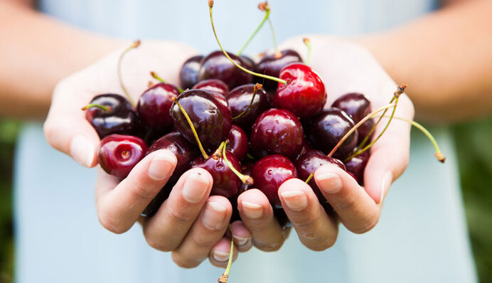 Як відіпрати плями від вишні, якщо порошок не допомагає: вісім народних методів