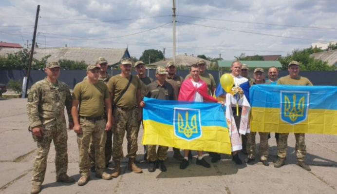 15 місяців провели в полоні: відео повернення в Україну захисників острова Зміїний