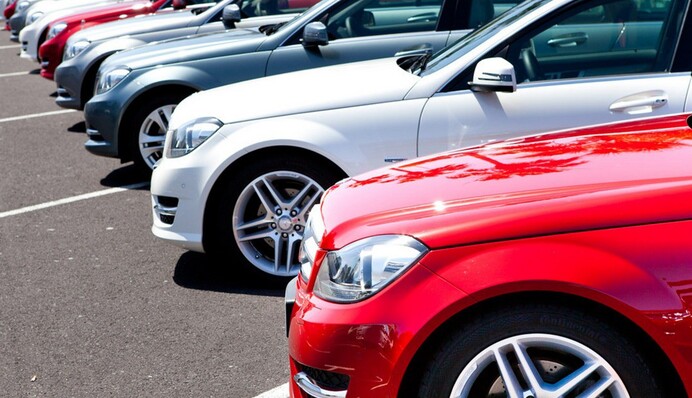 Не всі водії це знають: навіщо в авто на рамках дверей стоять 