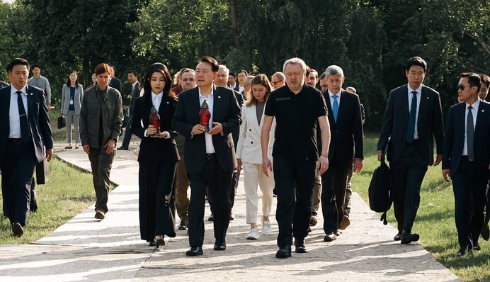 Приїхав говорити про зброю? До України несподівано прибув президент Південної Кореї