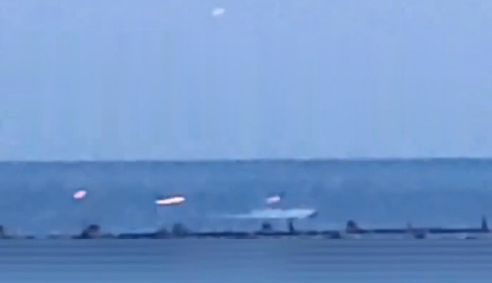 Атаковали с моря и с воздуха: появилось впечатляющее видео "бавовны" в Севастополе