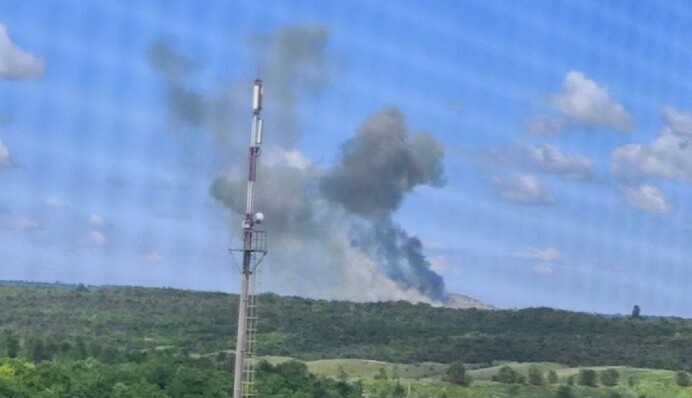 Куріння вбиває: в Луганську після "бавовни" детонує склад з боєприпасами, фото і відео