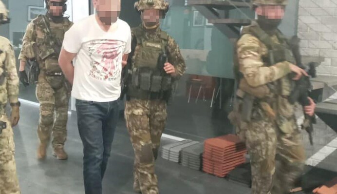 У Києві чоловік влаштував стрілянину і забарикадувався в офісі:  фото спецоперації поліції