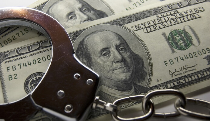 Вимагала 7 тис доларів за довідку: під Хмельницьким затримали посібницю ухилянтів