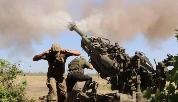 Бійці ЗСУ прицільно знищують ворога з М777: Залужний показав ефектні кадри