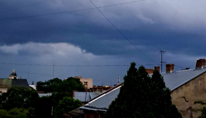 Місто пливе: Львів накрила злива з блискавкою, кадри