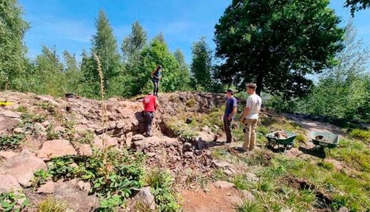 У Франції розкопали середньовічний замок, якому понад тисячу років: фото і відео вражаючої знахідки
