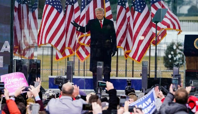 Порушив три закони: Трампа офіційно звинуватили у справі щодо штурму Капітолія