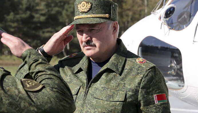 Лукашенко готує суспільство до війни: що означає прибуття до Білорусі 