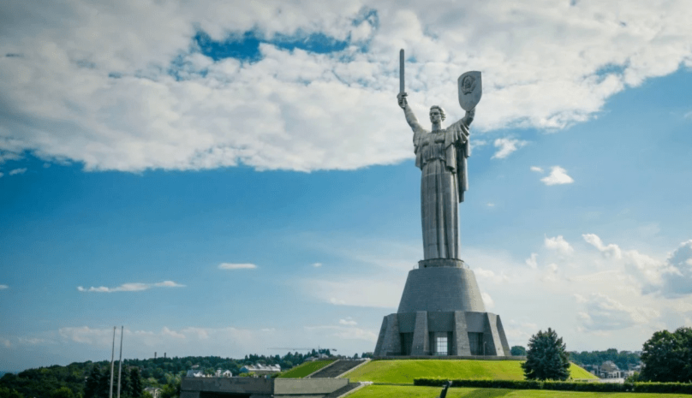 Який вигляд має герб України, який встановлять на монументі 