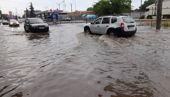 Одессу накрыл сильный ливень с градом: улицы ушли под воду, транспорт остановился, фото и видео