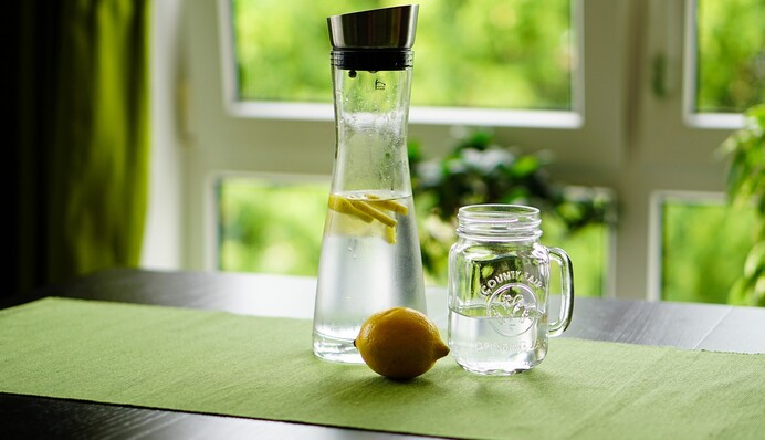 Почему все советуют пить воду с лимоном натощак: полезные свойства напитка