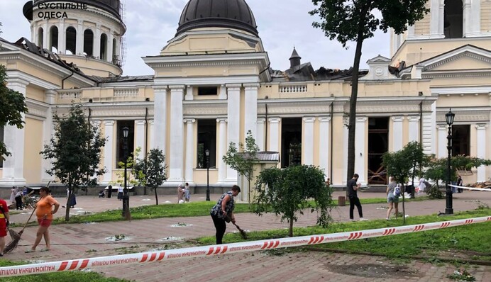 Ракетний терор в Одесі: жителі міста масово вийшли на прибирання наслідків атаки: фото і відео