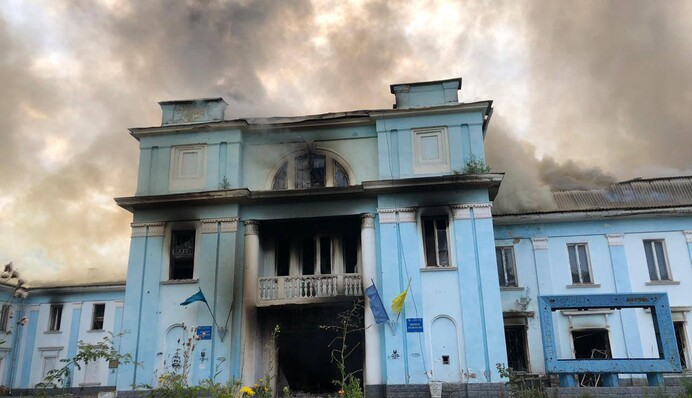 Окупанти знищили Будинок культури в Часовому Яру, де був гуманітарний штаб: фото