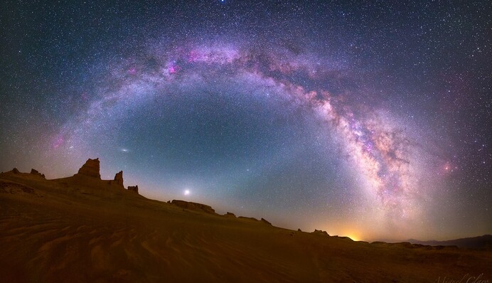 Арка в нічному небі: фотограф зробив вражаюче фото Чумацького шляху