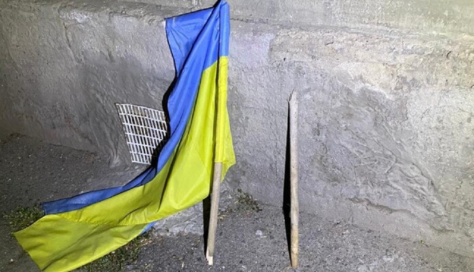 Зірвав прапор України і кинув на землю: в Одесі затримали нетверезого чоловіка