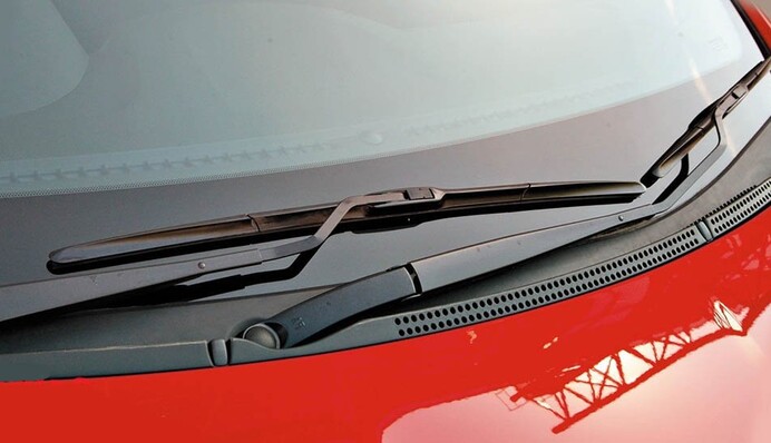 Не треба міняти щітки: поради водіям щодо усунення скрипу у двірниках