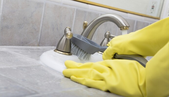 Помогут два средства из домашней аптечки: как спасти ванную комнату от ржавчины