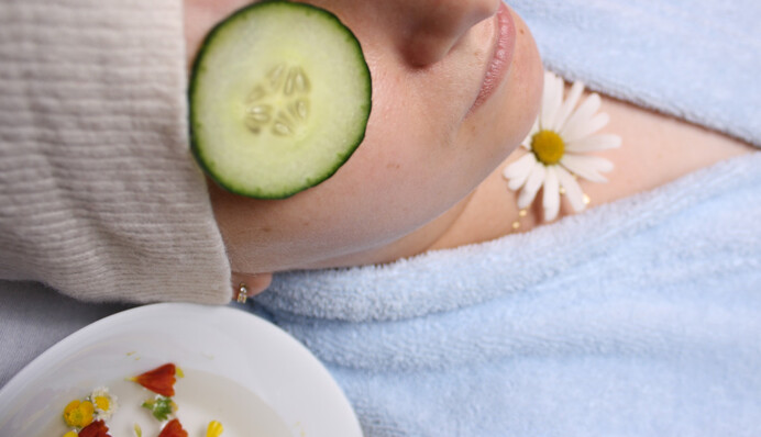 Як огірки впливають на шкіру і чи корисно прикладати їх до очей